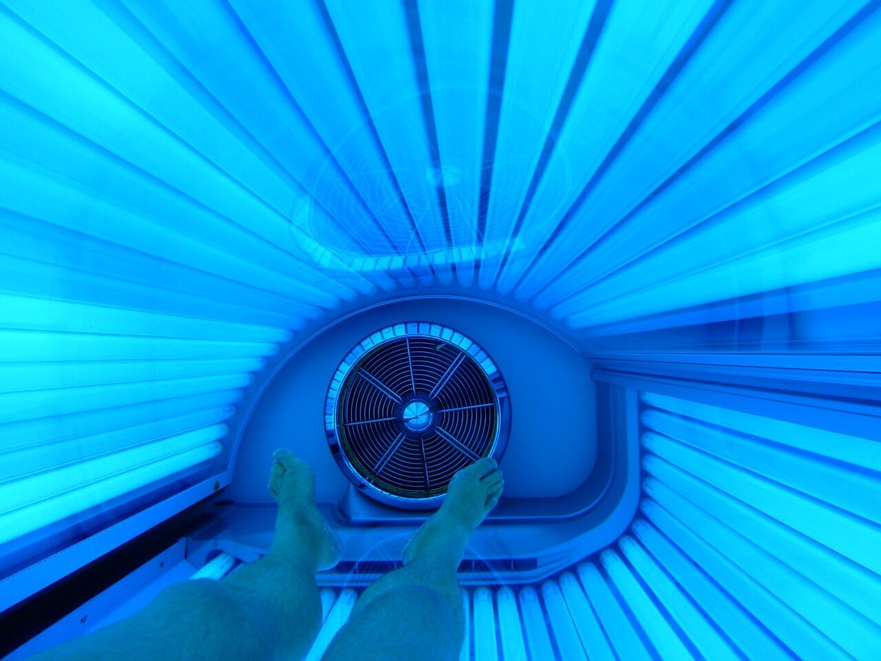 Mujer adicta a camas de bronceado desarrolló dos tipos de cáncer de piel