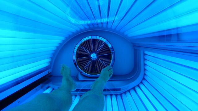 Mujer adicta a camas de bronceado desarrolló dos tipos de cáncer de piel