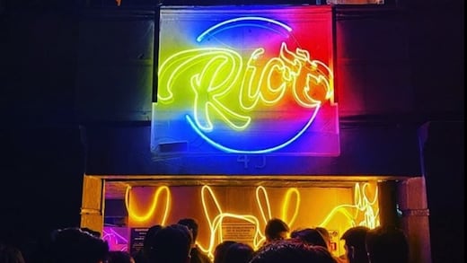 Ordenan reabrir Rico Club y estalla polémica con Rojo de la Vega