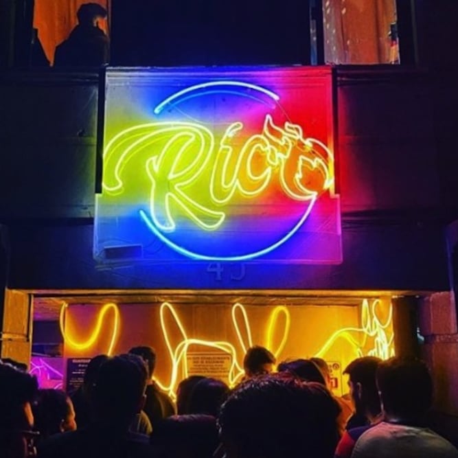 Ordenan reabrir Rico Club y estalla polémica con Rojo de la Vega