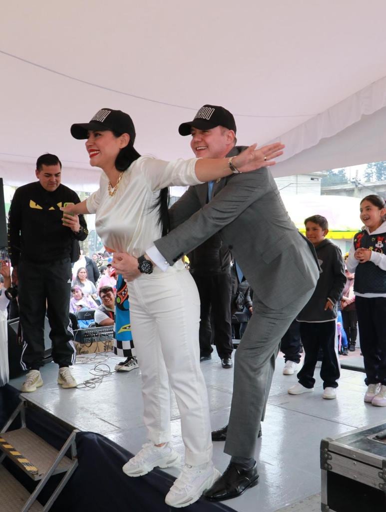 Sandra Cuevas y Adrián Rubalcava