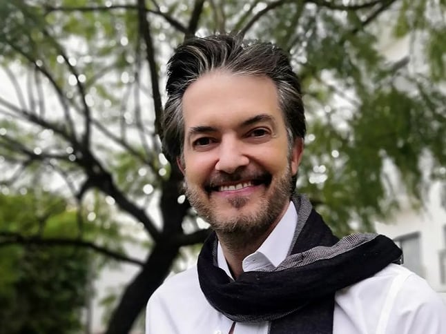 Fernando del Solar, conductor.