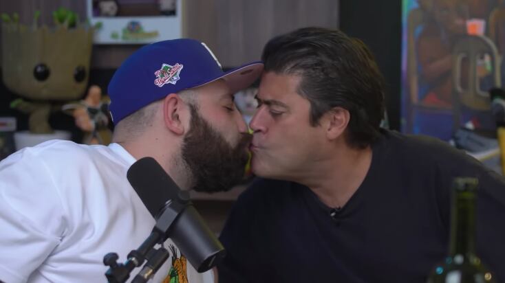 ¿Jorge Van Rankin en decadencia? Borracho besa en la boca a Slobotsky de La Cotorrisa (VIDEO)