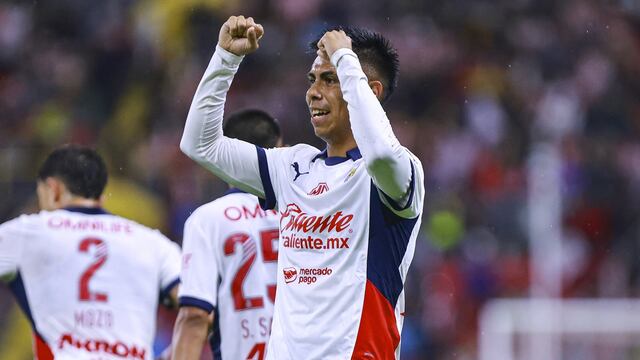 Efraín Álvarez hizo su primer gol con Chivas mediante un disparo de media distancia