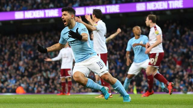 Sergio Agüero corre tras marcar un tanto.