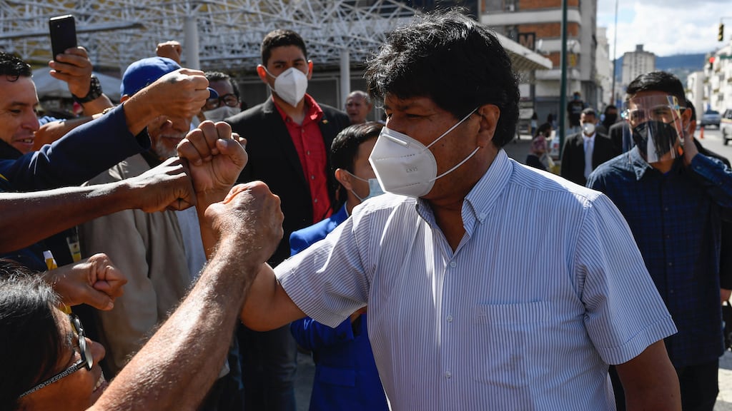 VIDEO: Avientan silla a Evo Morales