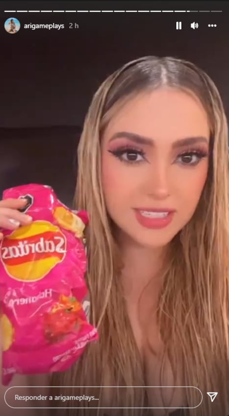 Arigameplays comiéndose unas papas tras ganar La Velada año 2