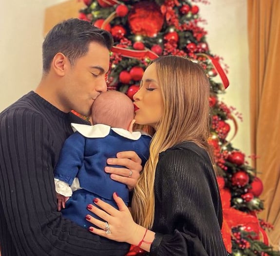 Carlos Rivera y Cynthia Rodríguez junto a su bebé