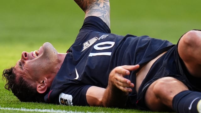 El estadounidense Christian Pulisic se queja tras lesionarse en el partido Estados Unidos vs Bélgica