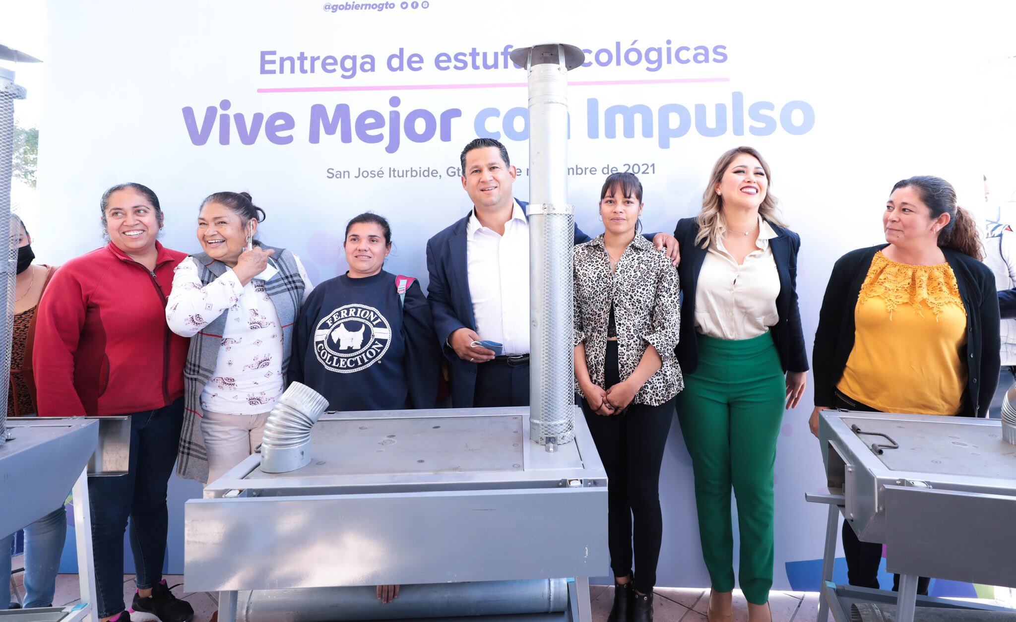 Diego Sinhue Rodríguez Vallejo entregando apoyos a los habitantes de Guanajuato