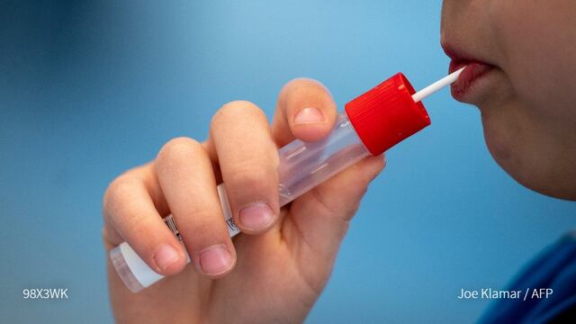 Austria hace pruebas Covid-19 en forma de paleta a niños
