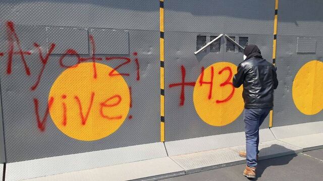 Se manifiestan frente a Segob por 43 normalistas de Ayotzinapa