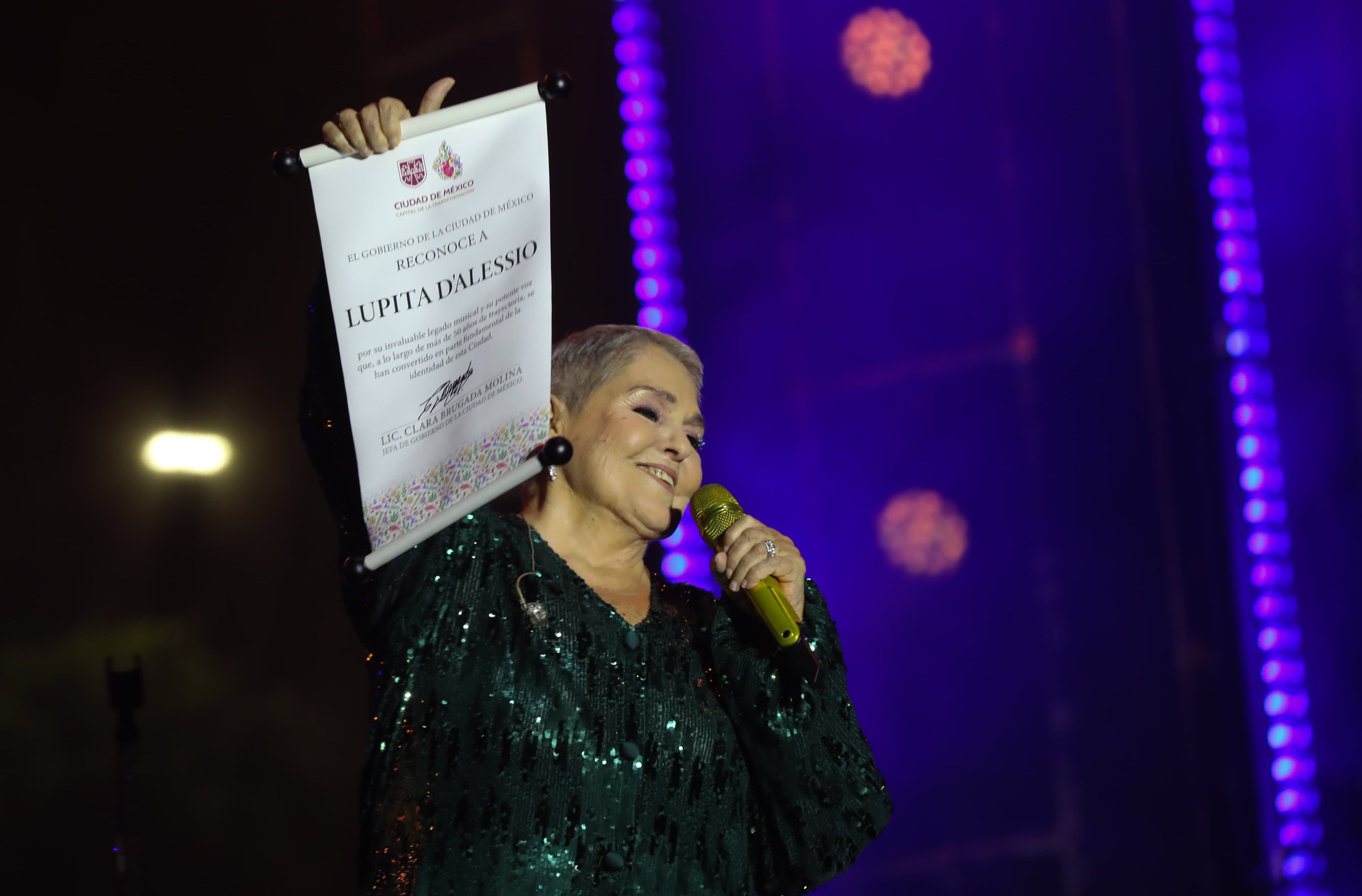 Lupita D’Alessio recibe reconocimiento