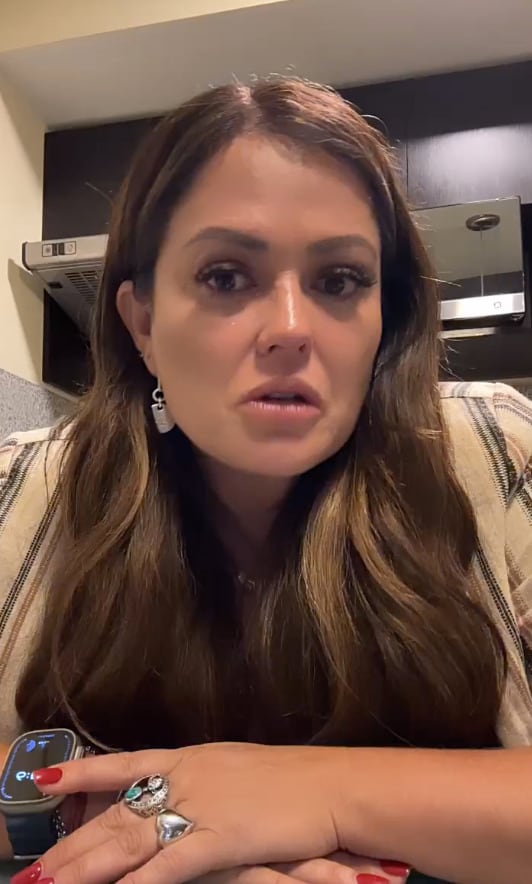Mariana Echeverría llorando en su transmisión en vivo.