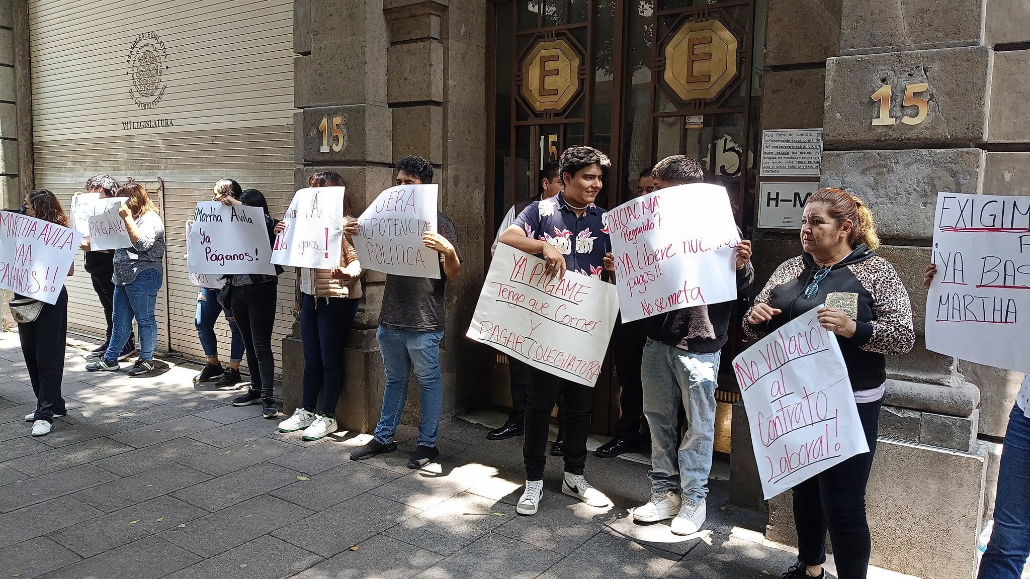 Diputados de Morena bloquean ingreso al Congreso de CDMX para pedir el pago de sus sueldos