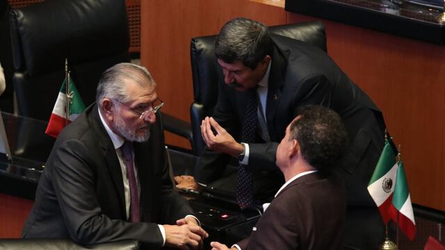 Los senadores Adán Augusto, Javier Corral e Ignacio Mier conversaron durante la Sesión Ordinaria en el Senado de la República