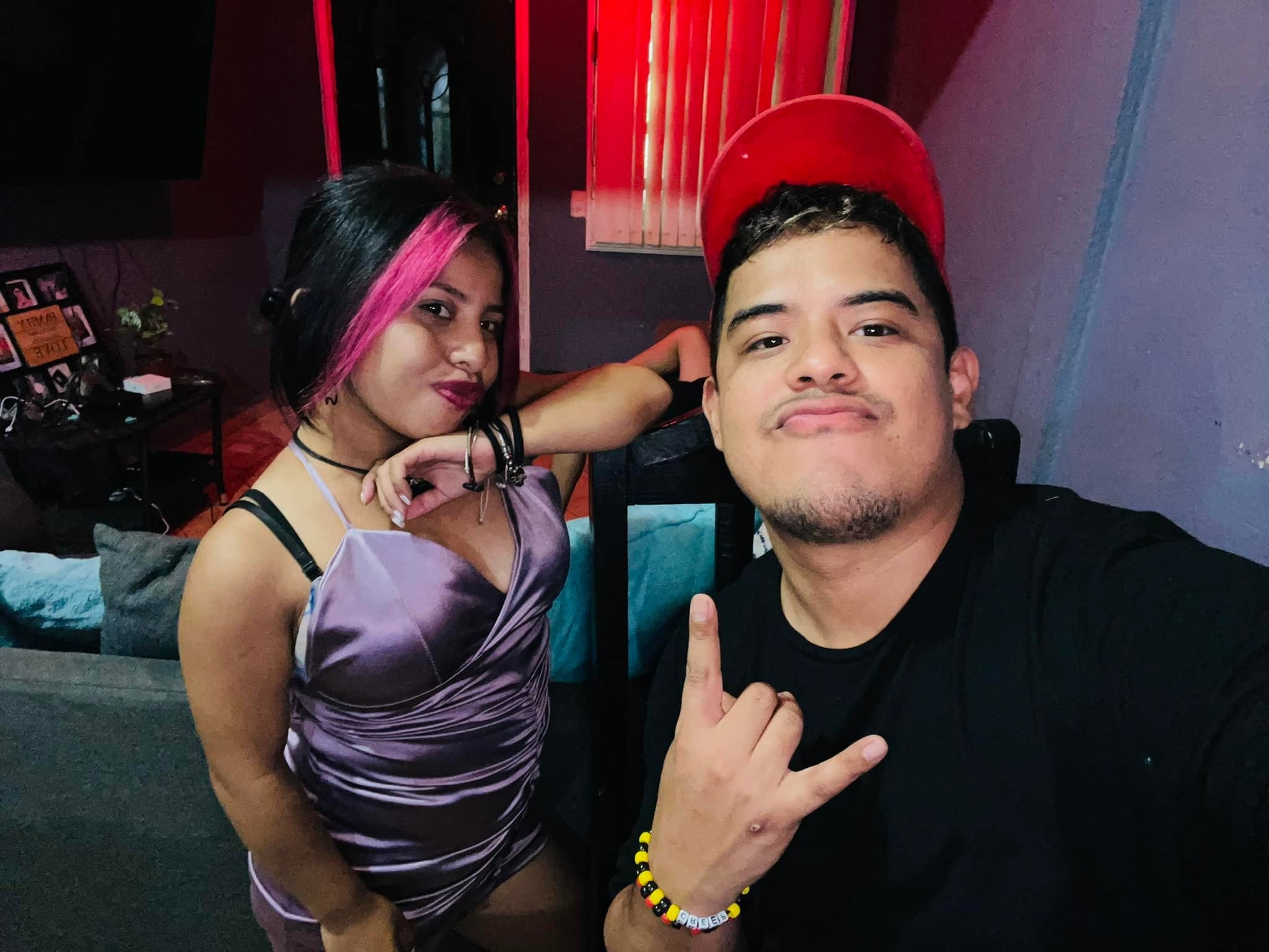Lupita TikTok con James, su mánager.