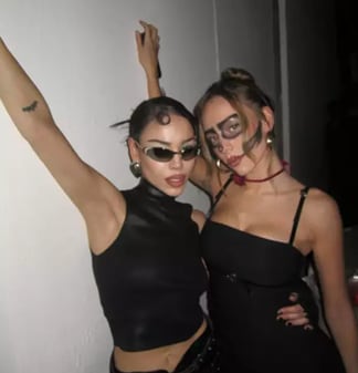 ¿Sigue la amistad? Danna Paola y Ester Expósito se reúnen en Halloween