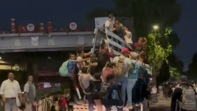 Por fallas en Línea 9 del Metro CDMX, usuarios se suben a camioneta con caballete