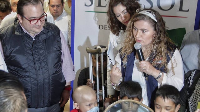 Javier Duarte en una visita a niños con cáncer en marzo de 2016.