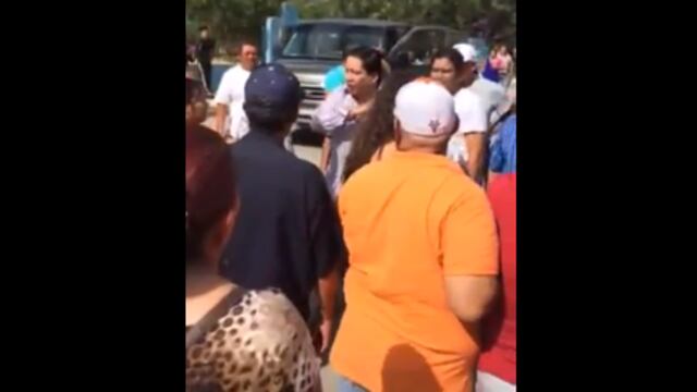 En medio de gritos, Jorge Valdez golpea a una persona vestida de color rosa, al parecer un líder travesti. Foto/Especial