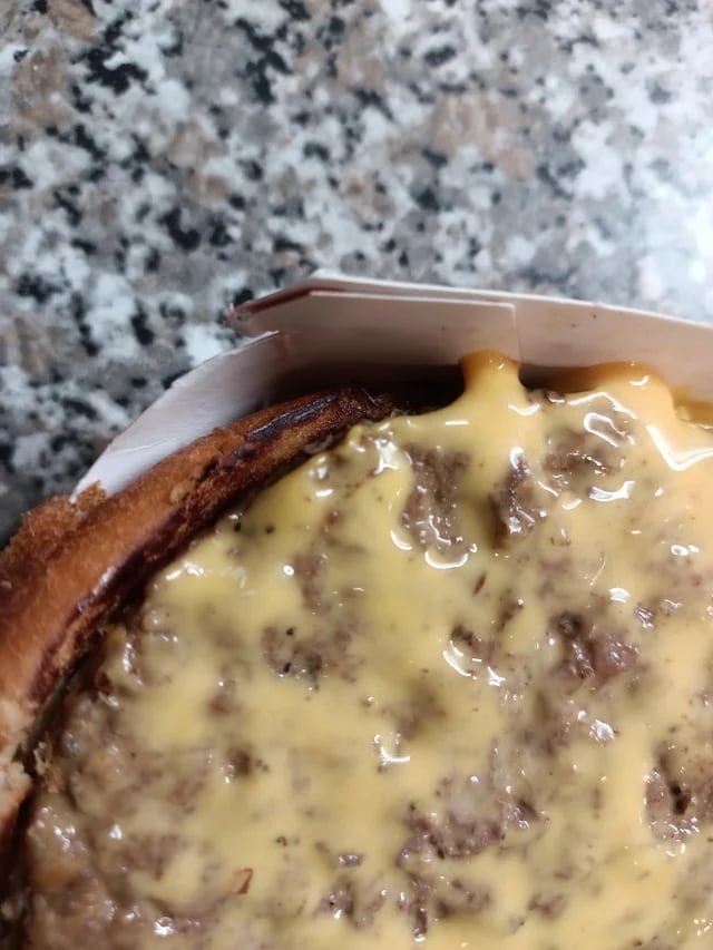 Llamen a Profeco: Encuentra huevos de mosca en su hamburguesa de McDonalds