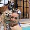YosStop posa en la alberca con sus mascotas; no necesita “más para ser feliz”