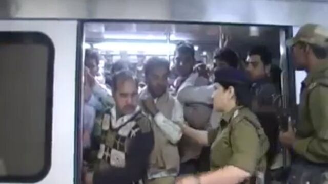 Con cachetadas y zapes, los castigan por infringir la ley.