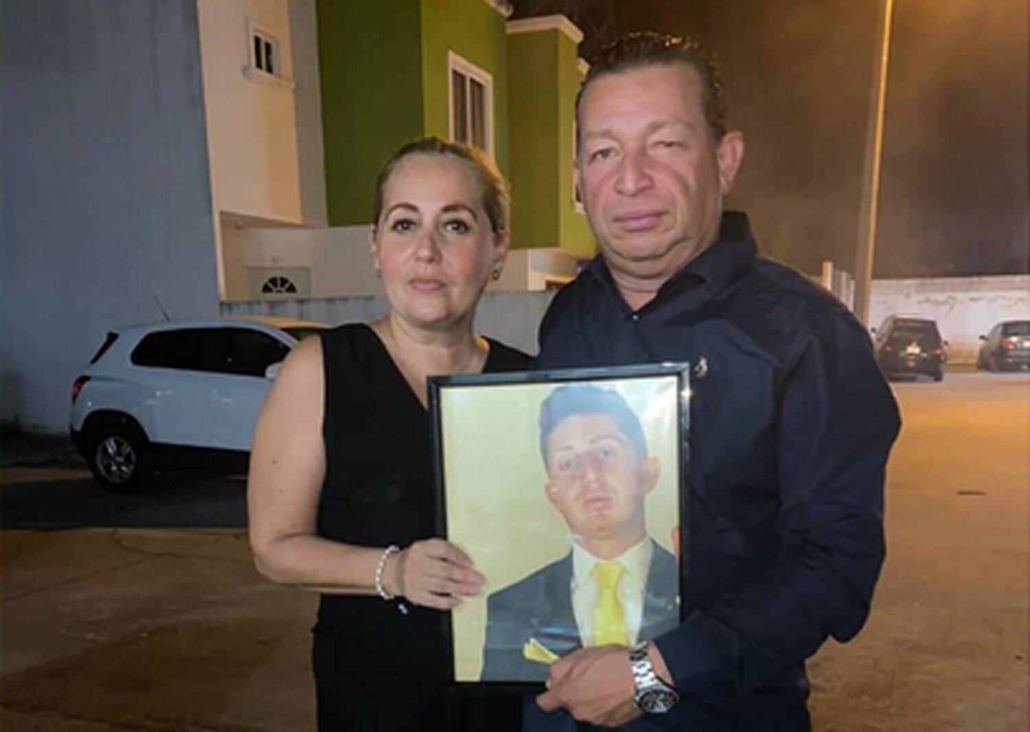 Ana Leticia Ocaña y Octavio Pérez con foto de su hijo Octavio Ocaña.