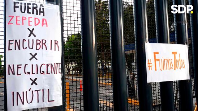 La entrada de la Prepa 3 tiene carteles de denuncia contra directivos.