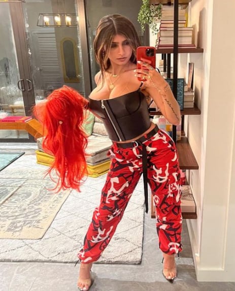 Mia Khalifa con peluca de Karol G