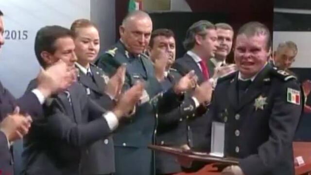 Peña Nieto homenajea a policía quemado.