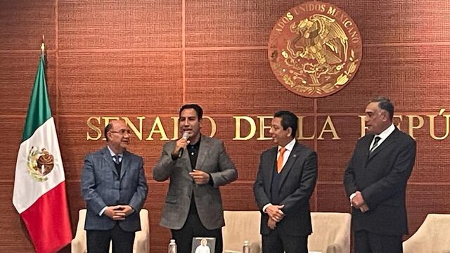 Jorge Luis Llaven Abarca presentó su libro; estuvo acompañado por Eduardo Ramírez, precandidato de Morena en Chiapas