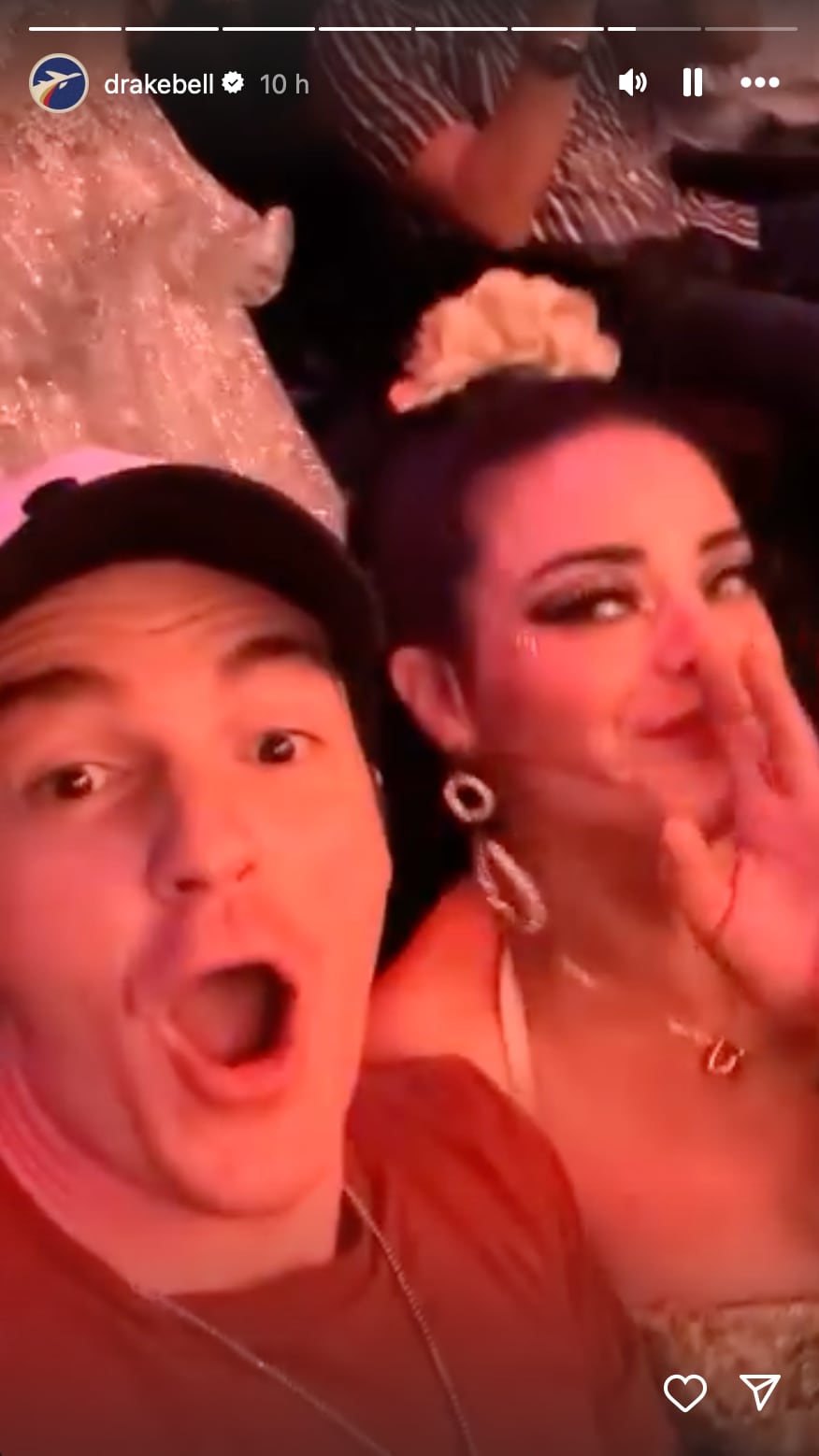 Drake Bell junto con Enrique Guzmán y fans le advierten que ahí no es