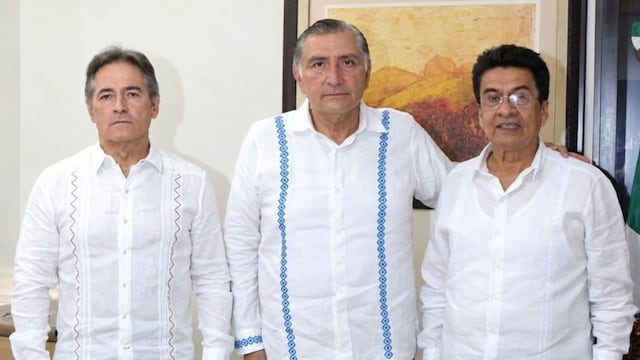Hernán Bermúdez Requena junto a Adán Augusto López
