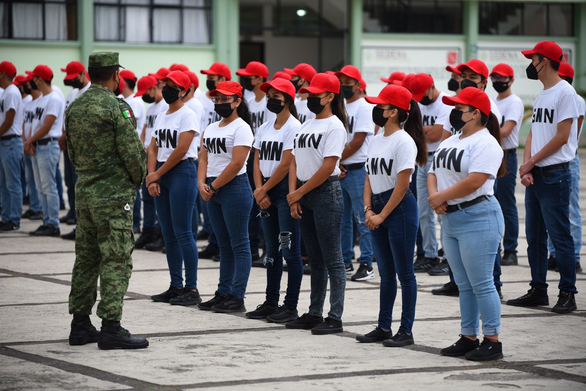 Mujeres se presentan al servicio militar