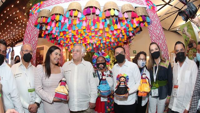 Mauricio Vila y otros funcionarios en el Tianguis Turístico 2021
