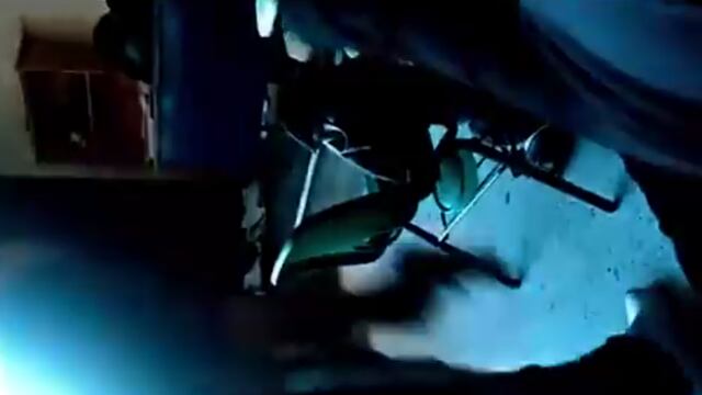 Joven con una pistola en salón de clases.