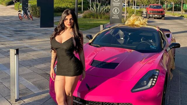 Karely Ruiz y su nuevo auto de lujo