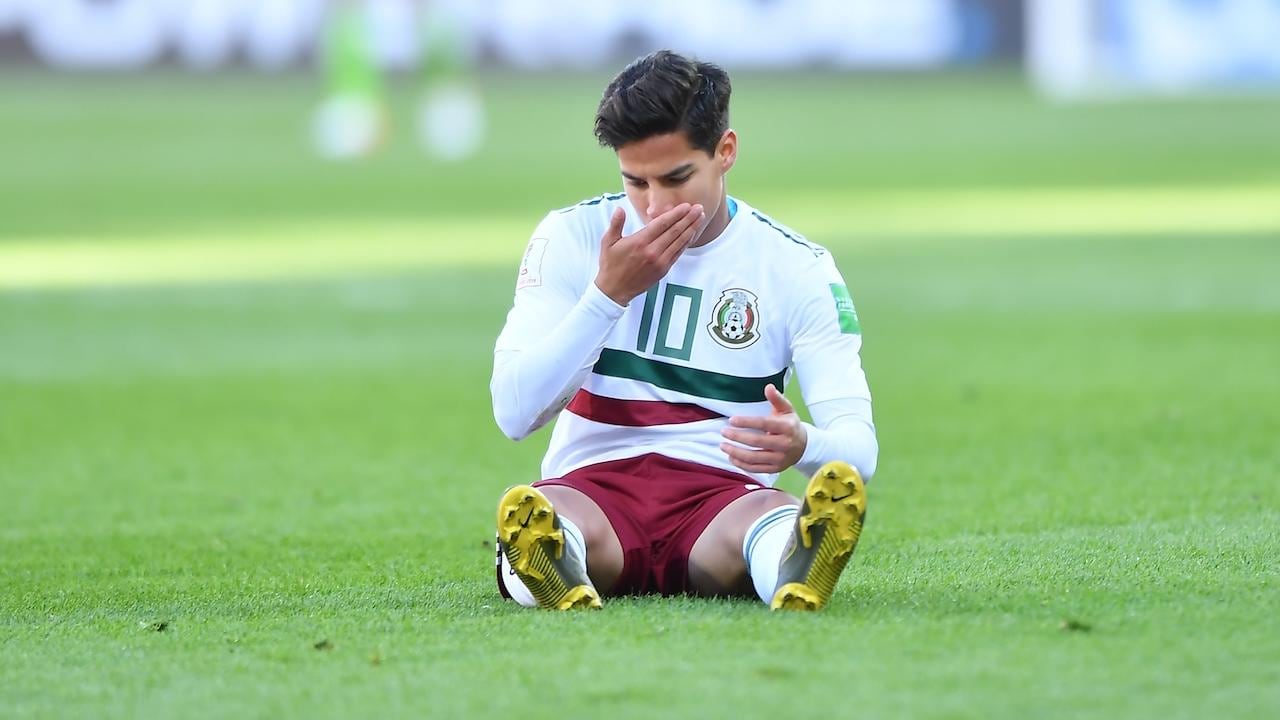 Diego Lainez sobre el césped.