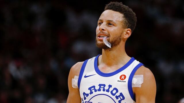 Curry sufrió un esguince en el tobillo derecho