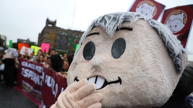 Botarga del presidente de México, Andrés Manuel López Obrador, es llevada por sus simpatizantes para la despedida del mandatario mexicano