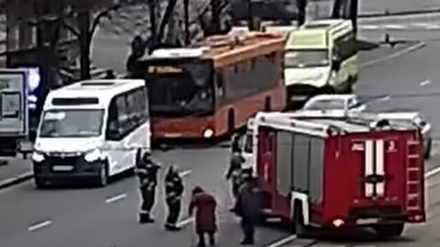 Bomberos bloquean carretera para que abuelita pueda cruzar