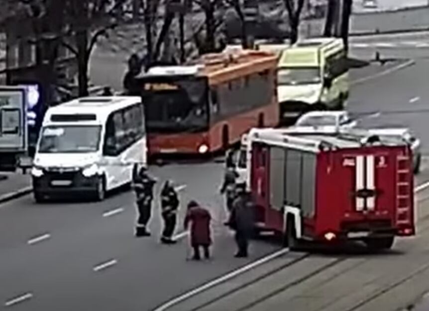 Bomberos bloquean carretera para que abuelita pueda cruzar