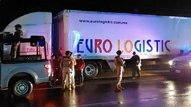 Hallan 94 migrantes en tráiler abandonado en Veracruz