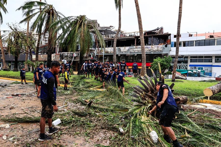 Daños provocados en calles de Acapulco por el huracán Otis