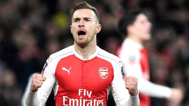 El jugador del Arsenal celebra su última anotación.