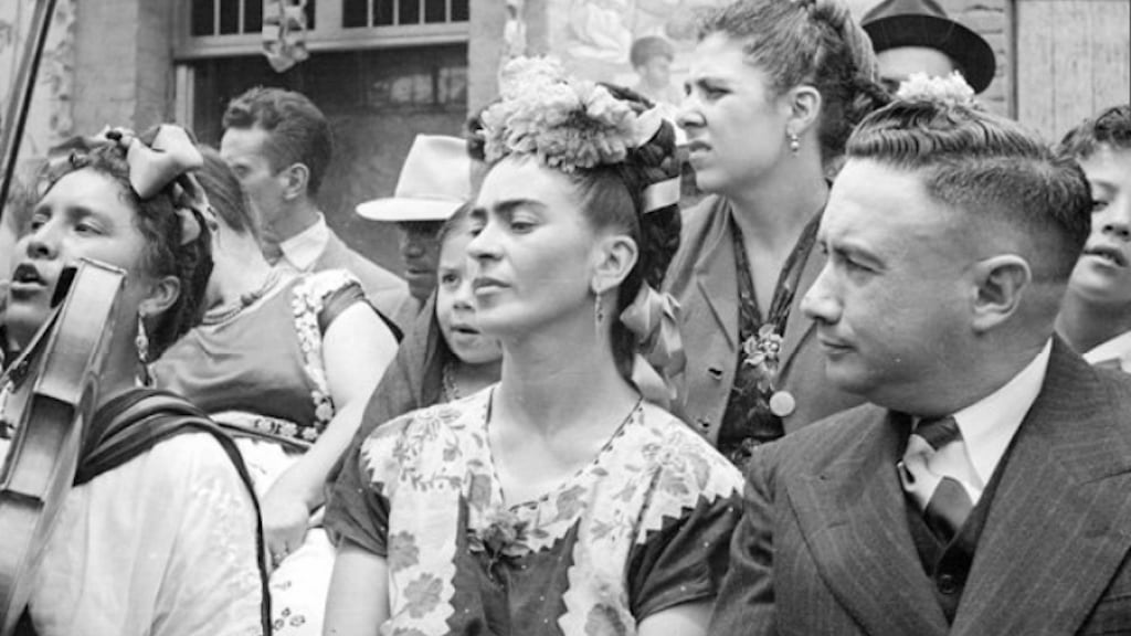 Frida Kahlo durante la inauguración de una pulquería en la Ciudad de México.