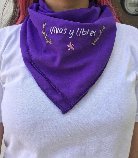 Pañuelo morado