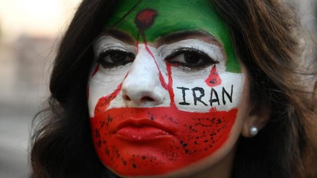 Mujer manifestante en Irán.